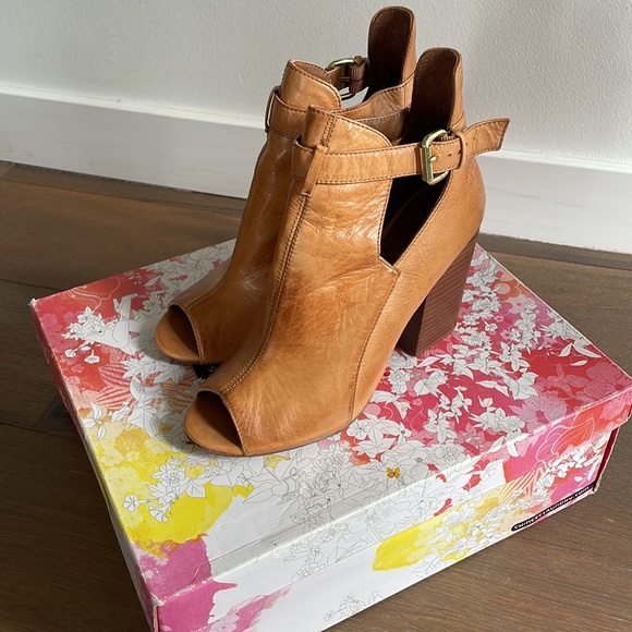 Chinese Laundry Bizarre in cognac. - Picture 2 of 4